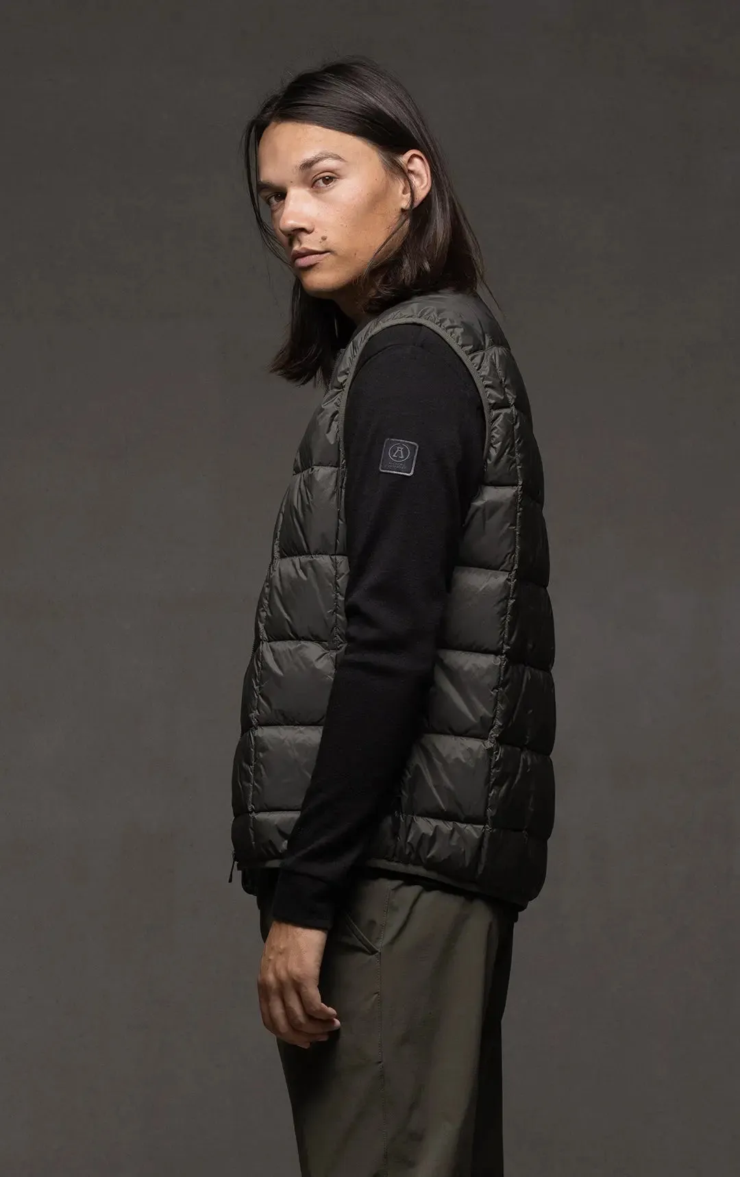 ESSENTIAL LIGHTWEIGHT DOWN VEST